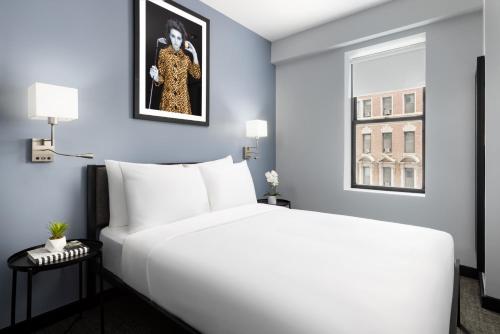 Cama completa del hotel OYO Times Square. Foto 1