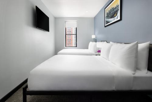 Alojamiento con 2 camas dobles del hotel OYO Times Square. Foto 1