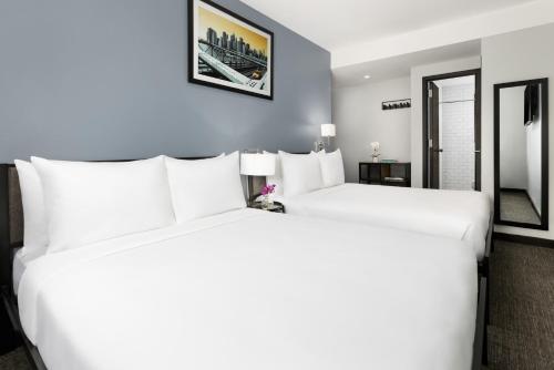 Alojamiento con 2 camas dobles del hotel OYO Times Square. Foto 3
