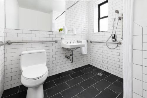 Alojamiento con cama grande - Apto para personas con movilidad reducida del hotel OYO Times Square. Foto 3