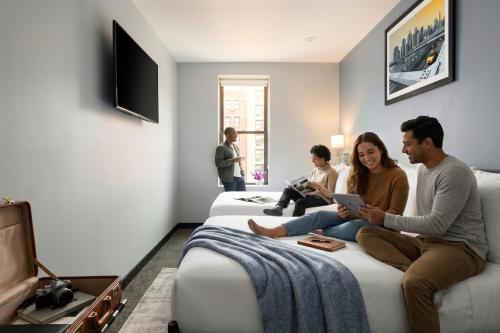 Alojamiento con 2 camas dobles del hotel OYO Times Square. Foto 4