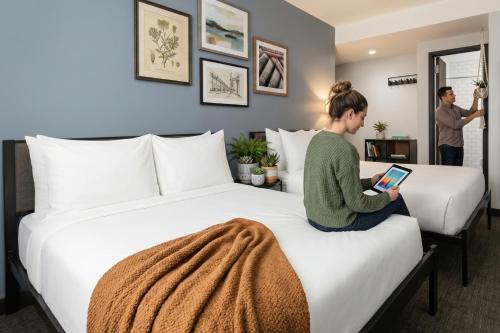 Alojamiento con 2 camas dobles del hotel OYO Times Square. Foto 5