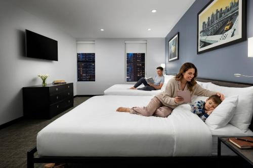 Deluxe con 2 camas grandes del hotel OYO Times Square. Foto 5