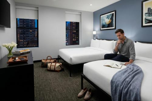 Deluxe con 2 camas grandes del hotel OYO Times Square. Foto 7