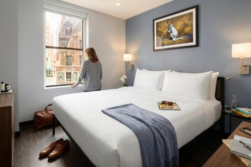 Habitación Deluxe con 1 cama extragrande del hotel OYO Times Square. Foto 7