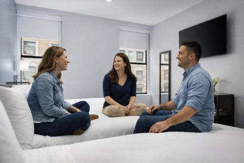 Alojamiento con 2 camas dobles del hotel OYO Times Square. Foto 6