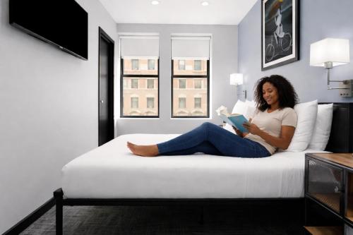 Habitación - Cama grande del hotel OYO Times Square. Foto 4