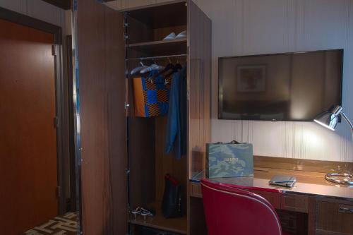 Adaptada para personas de movilidad reducida - 1 cama grande del hotel Iroquois. Foto 1