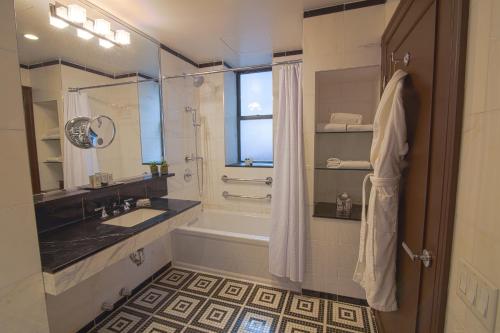 Adaptada para personas de movilidad reducida - 1 cama grande del hotel Iroquois. Foto 2