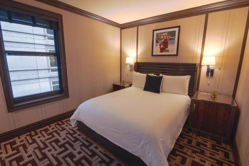 Adaptada para personas de movilidad reducida - 1 cama grande del hotel Iroquois. Foto 3
