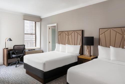 Habitación Doble adaptada para personas con movilidad reducida con ducha a ras de suelo - 2 camas dobles del hotel Martinique New York on Broadway, Curio Collection by Hilton