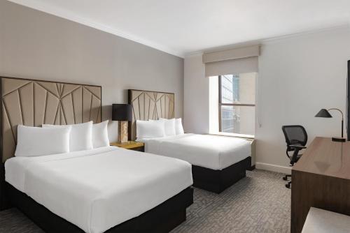 Habitación Doble adaptada para personas con movilidad reducida con ducha a ras de suelo - 2 camas dobles del hotel Martinique New York on Broadway, Curio Collection by Hilton. Foto 2