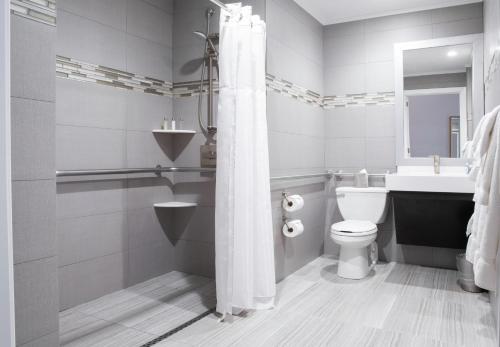 Habitación con cama grande y ducha a ras de suelo - Adaptada para personas con movilidad reducida del hotel Martinique New York on Broadway, Curio Collection by Hilton. Foto 3