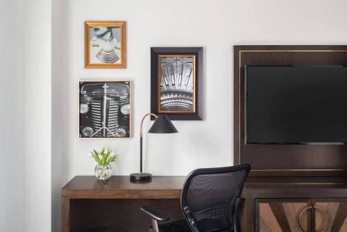 Habitación con 2 camas grandes del hotel Martinique New York on Broadway, Curio Collection by Hilton. Foto 2