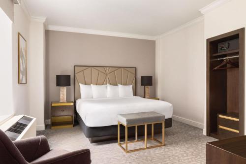 Habitación con cama extragrande. del hotel Martinique New York on Broadway, Curio Collection by Hilton