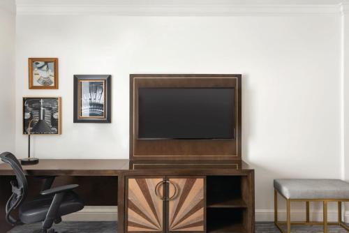 Habitación Doble Deluxe - 2 camas dobles del hotel Martinique New York on Broadway, Curio Collection by Hilton. Foto 4