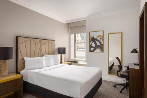 Habitación con cama grande del hotel Martinique New York on Broadway, Curio Collection by Hilton. Foto 2