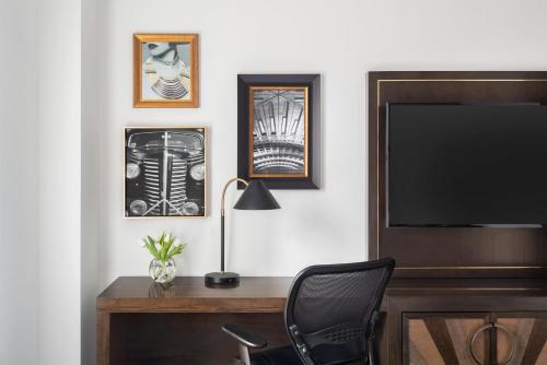 Habitación Doble con cama grande - Adaptada para personas de movilidad reducida del hotel Martinique New York on Broadway, Curio Collection by Hilton. Foto 3