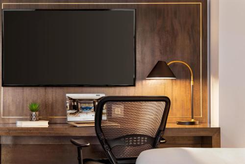 Suite con cama grande del hotel Martinique New York on Broadway, Curio Collection by Hilton. Foto 4