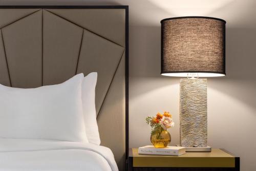 Suite con cama grande del hotel Martinique New York on Broadway, Curio Collection by Hilton. Foto 6