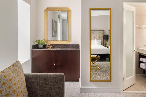 Suite Junior con sofá cama - Cama doble grande del hotel Martinique New York on Broadway, Curio Collection by Hilton