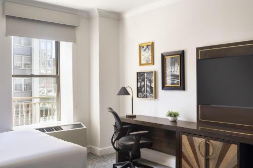 Habitación Doble con bañera adaptada para personas de movilidad reducida - 2 camas dobles del hotel Martinique New York on Broadway, Curio Collection by Hilton. Foto 4