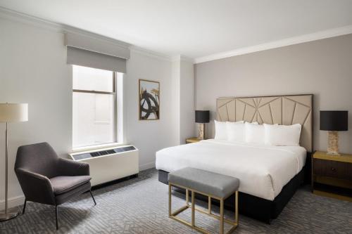 Habitación con cama extragrande. del hotel Martinique New York on Broadway, Curio Collection by Hilton. Foto 3