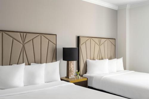 Habitación Deluxe con 2 camas grandes del hotel Martinique New York on Broadway, Curio Collection by Hilton. Foto 2