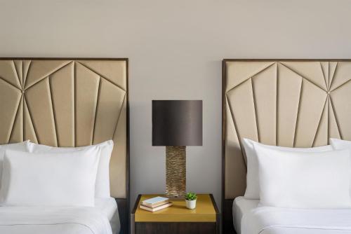 Habitación Doble Deluxe - 2 camas dobles del hotel Martinique New York on Broadway, Curio Collection by Hilton. Foto 7