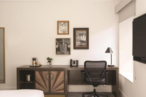 Habitación Deluxe con cama extragrande del hotel Martinique New York on Broadway, Curio Collection by Hilton. Foto 2