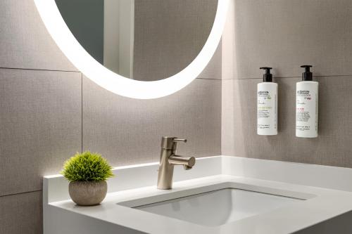 Suite con cama grande del hotel Martinique New York on Broadway, Curio Collection by Hilton