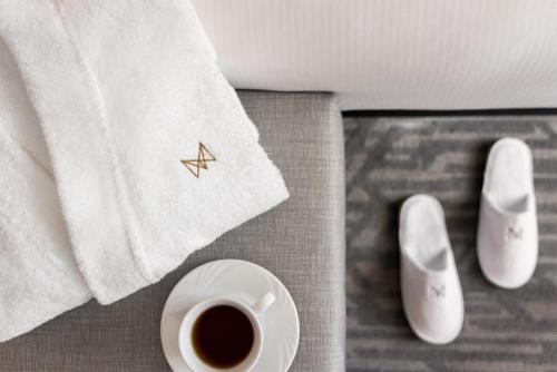 Suite con cama grande del hotel Martinique New York on Broadway, Curio Collection by Hilton. Foto 1