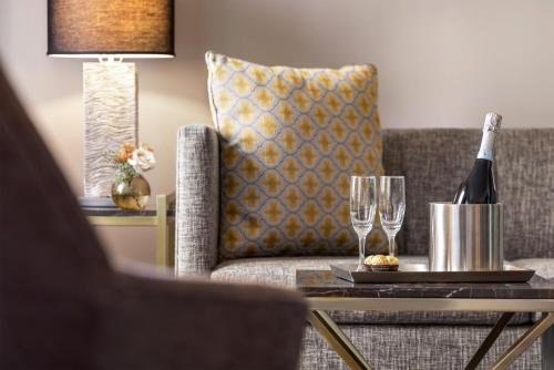 Suite con cama grande del hotel Martinique New York on Broadway, Curio Collection by Hilton. Foto 5