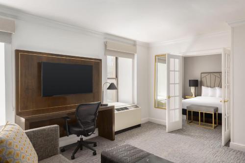 Suite con cama grande del hotel Martinique New York on Broadway, Curio Collection by Hilton. Foto 8