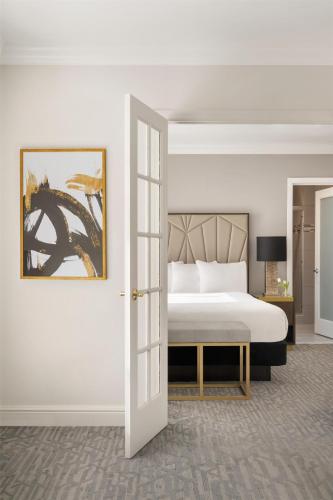 Suite con cama grande del hotel Martinique New York on Broadway, Curio Collection by Hilton. Foto 10