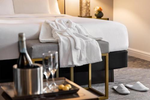 Suite Junior con sofá cama - Cama doble grande del hotel Martinique New York on Broadway, Curio Collection by Hilton. Foto 3