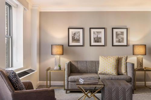 Suite Junior con sofá cama - Cama doble grande del hotel Martinique New York on Broadway, Curio Collection by Hilton. Foto 6