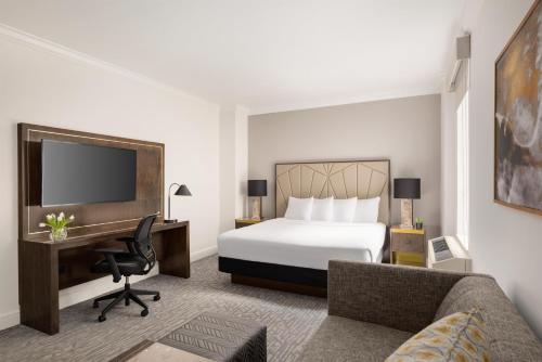 Suite Junior con sofá cama - Cama doble grande del hotel Martinique New York on Broadway, Curio Collection by Hilton. Foto 7