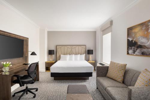 Suite Junior con sofá cama - Cama doble grande del hotel Martinique New York on Broadway, Curio Collection by Hilton. Foto 9