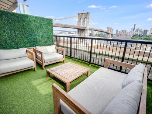 Habitación Premier con terraza, cama extragrande y vistas a Front Street - Adaptada para personas con movilidad reducida del hotel 33 Seaport New York. Foto 2