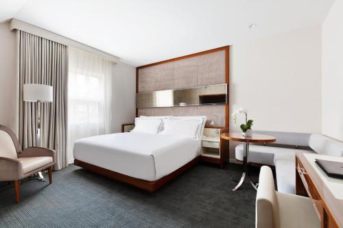 Habitación Doble Superior Patio con cama grande del hotel 33 Seaport New York. Foto 3