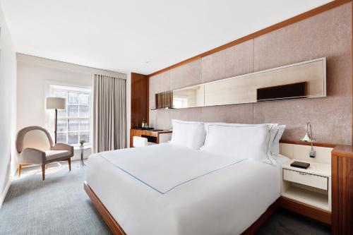 Habitación Deluxe con cama extragrande y vistas a Front Street del hotel 33 Seaport New York
