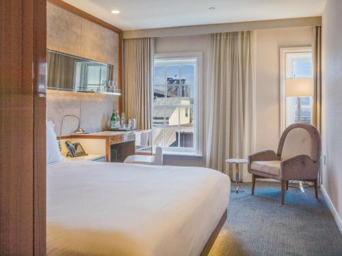 Habitación Deluxe con cama extragrande y vistas a Front Street del hotel 33 Seaport New York. Foto 1