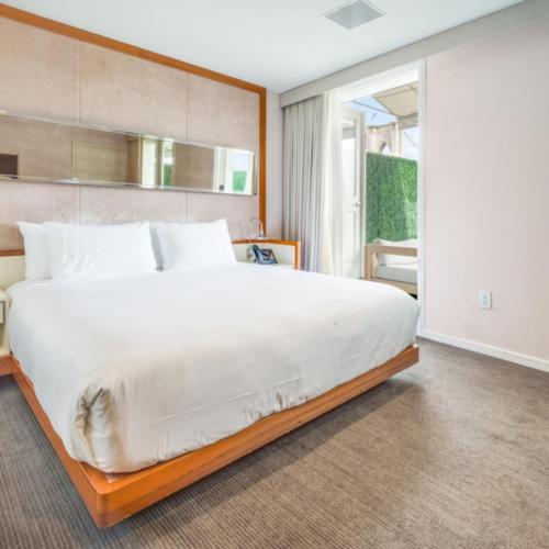 Habitación Premier con terraza, cama extragrande y vistas a Front Street del hotel 33 Seaport New York. Foto 3