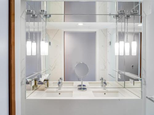 Habitación Deluxe Front Street con 2 camas grandes - Adaptada para personas con movilidad reducida del hotel 33 Seaport New York. Foto 2