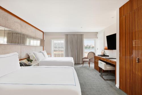 Habitación Deluxe con 2 camas grandes y vistas a Front Street del hotel 33 Seaport New York