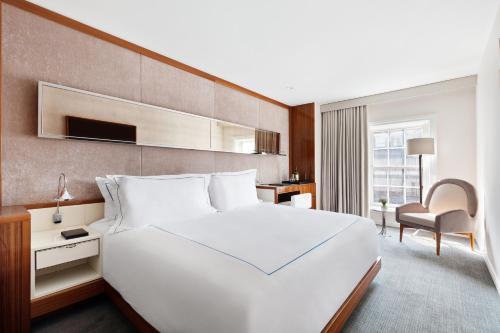 Deluxe con cama extragrande y vistas a Peck Slip del hotel 33 Seaport New York. Foto 3