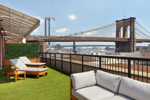 Suite con cama extragrande y vistas al puerto del hotel 33 Seaport New York