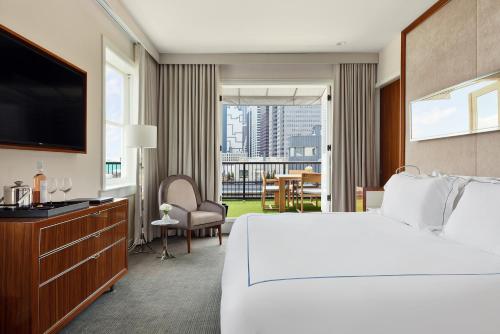 Suite con cama extragrande y vistas al puerto del hotel 33 Seaport New York. Foto 1