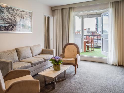 Suite con cama extragrande y vistas al puerto del hotel 33 Seaport New York. Foto 2